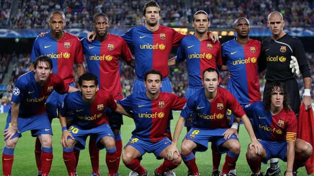 BARCELONA, SPAIN - SEPTEMBER 16:  Barcelona players (Bottem L-R) Lionel Messi, Daniel Alves, Xavier Hernandez, Andres Iniesta, Carles Puyol and (Top L-R) Thierry Henry, Seydou Keita, Gerard Pique, Rafael Marquez, Samuel Eto'o and Victor Valdes pose for a team picture prior to the UEFA Champions League Group C match between Barcelona and Sporting Lisbon at the Camp Nou stadium on September 16, 2008 in Barcelona, Spain. Barcelona won the match 3-1.  (Photo by Jasper Juinen/Getty Images)
