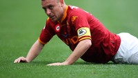 Gelandang bertahan diisi Daniele De Rossi. Mantan pemain AS Roma ini punya koleksi 15 kartu merah (Getty Images)