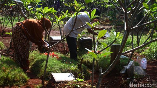 Warga Ziarah Jelang Ramadhan