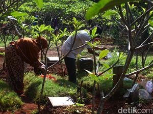 Warga Ziarah Jelang Ramadhan Warga Ziarah Jelang Ramadhan