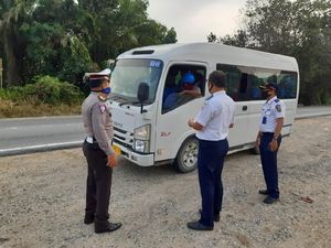 PSBB Berlaku di Pekanbaru, Polisi Periksa Kendaraan yang Melintas