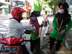 Peduli Pandemi! Warga Brebes Ini Kumpulkan Bantuan Nasi Bungkus Via WA