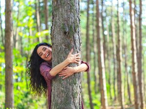 Cara Israel Lepaskan Rindu di Tengah Corona: Peluk Pohon