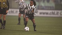 Gelandang selanjutnya adalah Edgar Davids. Mantan pemain timnas Belanda yang khas dengan kacamatanya punya koleksi 25 kartu merah (Getty Images)
