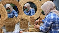 Eceng Gondok Disulap Menjadi Kerajinan Cantik