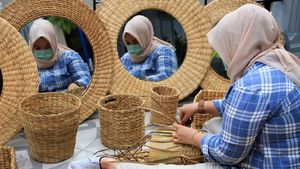 Eceng Gondok Disulap Menjadi Kerajinan Cantik
