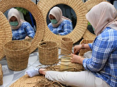 Eceng Gondok Disulap Menjadi Kerajinan Cantik