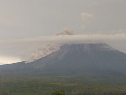 Gunung Semeru Keluarkan Guguran Awan Panas Sejauh 2 KM