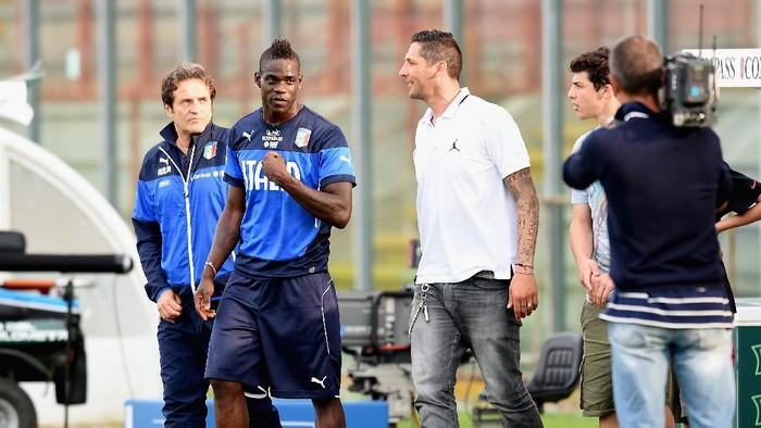PERUGIA, ITALY - JUNE 03:  Mario Balotelli of Italy (C) and Marco Materazzi (R) during the Italian national sides training session at Stadio Renato Curi on June 3, 2014 in Perugia, Italy.  (Photo by Claudio Villa/Getty Images)