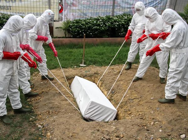 Intip Simulasi Pemakaman Jenazah Pasien Corona