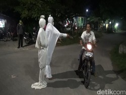 Ada Pocong Bagi-bagi Masker di Lamongan