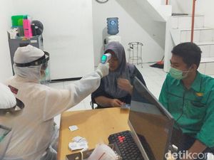 Dua Pekerja Migran Dari Malaysia Tiba di Banyuwangi, Langsung Dirapid Test