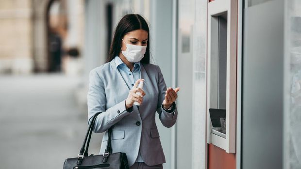 Ilustrasi wanita mengambil uang di ATM