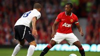 Di bek kiri ada Patrice Evra. Pemain asal Prancis yang sukses di Manchester United ini punya koleksi 12 kartu merah (Getty Images)