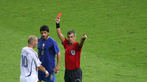 French midfielder Zinedine Zidane (L) receives a red card from referee Horacio Elizondo of Argentina (R) for apparently head-butting Italian defender Marco Materazzi (not pictured) as Italian midfielder Gennaro Gattuso (C) looks on during the World Cup 2006 final football match between Italy and France at Berlin's Olympic Stadium, 09 July 2006. Italy went on to win 5-4 in a penalty shootout after the teams finished in extra time 1-1. AFP PHOTO / ROBERTO SCHMIDT (Photo by ROBERTO SCHMIDT / AFP)