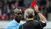 Penyerang selanjutnya adalah Mario Balotelli. Pemain Italia ini punya koleksi 13 kartu merah (Getty Images)