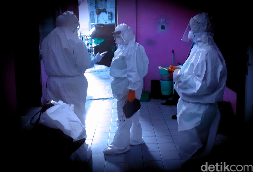 Ilustrasi: Petugas Puskesmas berbaju hazmat memeriksa warga. (Danu Damarjati/detikcom)