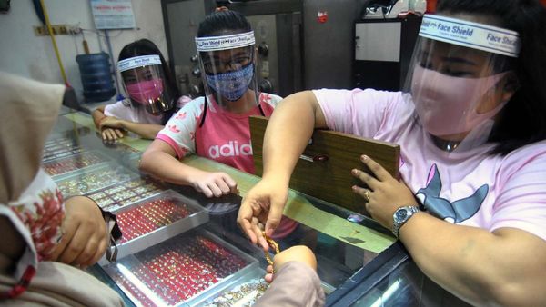 Layani Pembeli, Pekerja Toko Emas Kenakan Pelindung Wajah