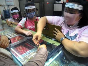 Layani Pembeli, Pekerja Toko Emas Kenakan Pelindung Wajah