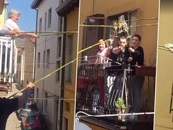 Santuy! Orang-orang di Italia Minum Bareng di Balkon Pakai Tongkat Kayu