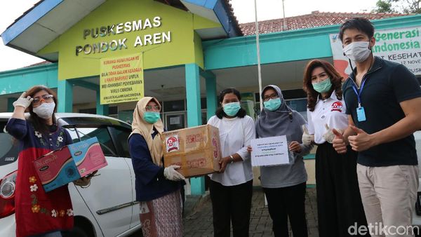 Aksi Sosial Pembagian APD di Tangsel