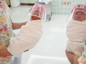 Bayi di Thailand Pakai Pelindung Wajah Anti Corona, Bikin Netizen Gemas