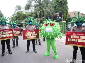 Badut Virus Corona Warnai Operasi Keselamatan di Jombang