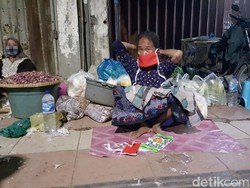 Pedagang Pasar Keputran Girang Diberi Masker, Selama ini Hanya Didisinfektan