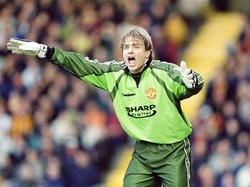 Mark Bosnich juga sempat menyebrang dari MU ke Chelsea pada tahun 2000. Setelah kesulitan di Old Trafford, mantan kiper asal Australia itu juga kesulitan di London. Di Chelsea pula, Bosnich tersandung kasus gagal tes obat sebelum dipecat Chelsea dan dilarang beraktivitas di sepakbola selama 9 bulan. (Foto: Getty Images/Ben Radford)