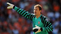 Dilansir Give Me Sport, di posisi kiper ada Jens Lehmann. Mantan kiper Arsenal ini punya koleksi tujuh kartu merah (Getty Images)