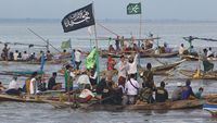 Warga Pantai Kenjeran Surabaya Bersholawat di Atas Perahu