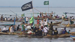 Warga Pantai Kenjeran Surabaya Bersholawat di Atas Perahu