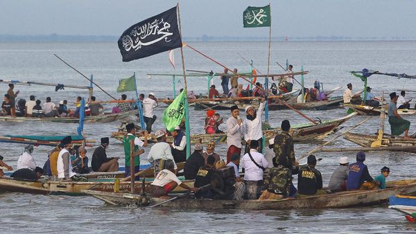 Warga Pantai Kenjeran Surabaya Bersholawat di Atas Perahu