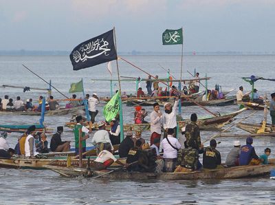 Warga Pantai Kenjeran Surabaya Bersholawat di Atas Perahu
