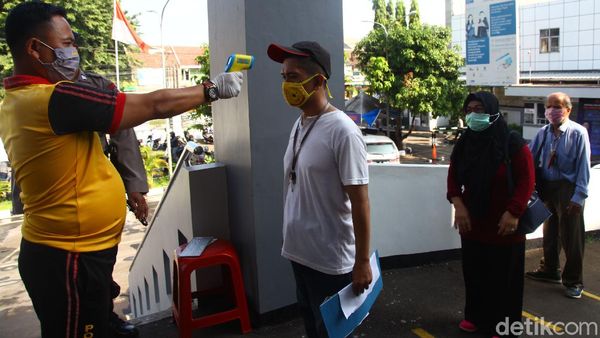 Suasana Samsat Cinere di Hari ke-3 PSBB Jabar