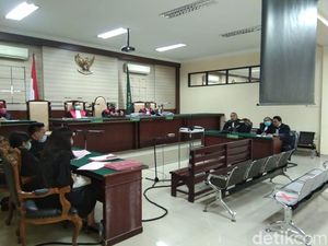 Korupsi Jasmas Rp 5 M, Dua Eks Anggota DPRD Surabaya Divonis 18 Bulan Penjara Korupsi Jasmas Rp 5 M, Dua Eks Anggota DPRD Surabaya Divonis 18 Bulan Penjara