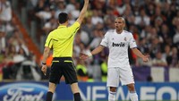 Masih di bek tengah, ada Pepe. Bek Portugal ini punya torehan 12 kartu merah (Getty Images)
