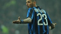 Posisi bek tengah ada Marco Materazzi. Mantan pemain Inter Milan ini punya 15 kartu merah sepanjang karirnya (Getty Images)