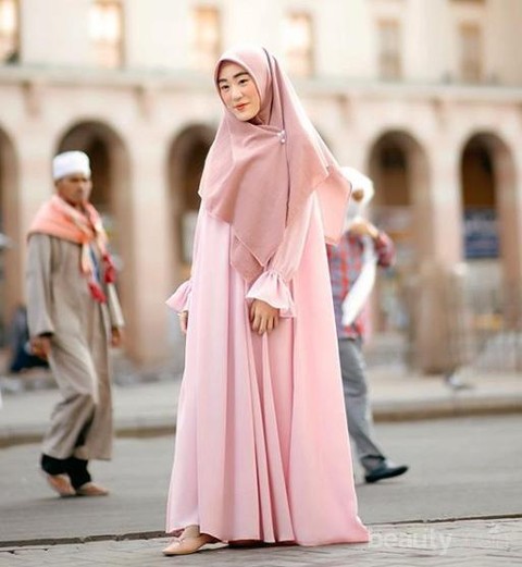 Intip Inspirasi Fashion Hijabers Kalem ala Larissa Chou ...