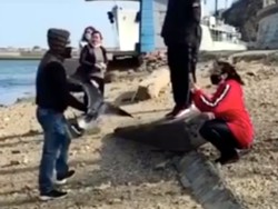 Turis China Berulah Lagi, Tangkap Burung Terbang Cuma Buat Selfie