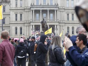 Ribuan Warga AS Protes Aturan di Rumah Saja, Sebagian Bawa Senjata Api