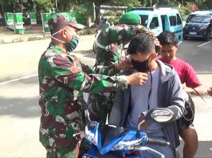 Razia Gabungan, Personel TNI/Polri di Kendari Bagikan Masker ke Pengendara