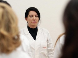 Sosok Marina Abramovic, Seniman yang Dituduh Menganut Satanisme