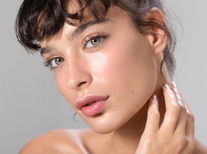 8 Cara Make Up Natural untuk Silaturahmi Online