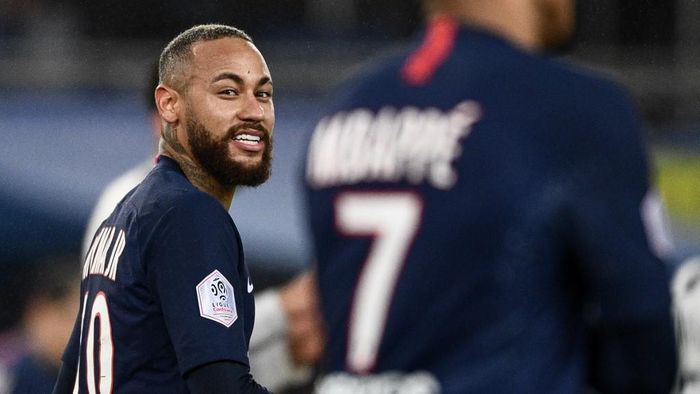 Paris Saint-Germains Brazilian forward Neymar (L) reacts during the French L1 football match between Paris Saint-Germain (PSG) and Girondins de Bordeaux at the Parc des Princes stadium in Paris, on February 23, 2020. (Photo by Martin BUREAU / AFP)