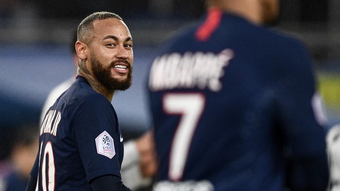 Paris Saint-Germains Brazilian forward Neymar (L)  reacts  during the French L1 football match between Paris Saint-Germain (PSG) and Girondins de Bordeaux at the Parc des Princes stadium in Paris, on February 23, 2020. (Photo by Martin BUREAU / AFP)