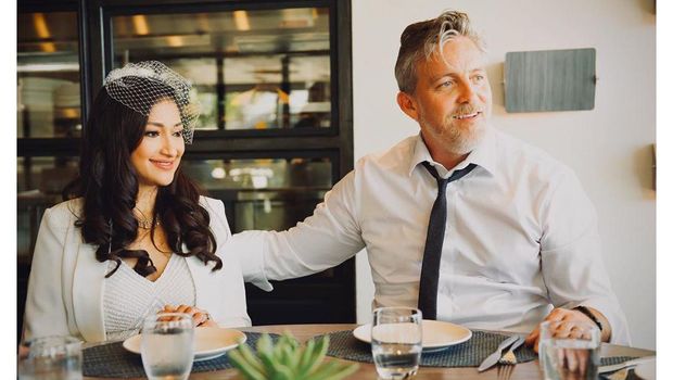 Rahma Azhari menikah dengan Paris Chong