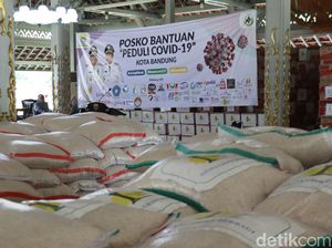 Pandemi Corona, TNI dan Warga Bandung Salurkan Ribuan APD-Sembako
