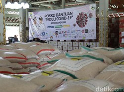 Pandemi Corona, TNI dan Warga Bandung Salurkan Ribuan APD-Sembako