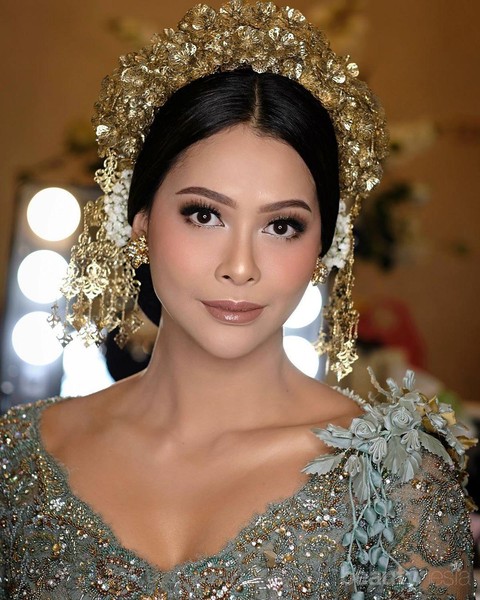 Bertahtakan Mahkota Bunga Emas Bunga Jelitha Cantik Bak Putri Raja Di